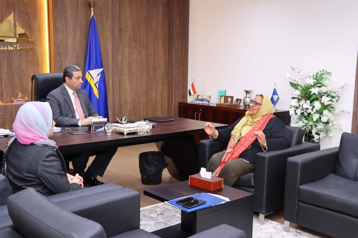 محافظ دمياط يجتمع مع الدكتورة فاطمة الزهراء جيل رئيس الوحدة المركزية للسكان بوزارة التنمية المحلية، &nbsp;&nbsp;