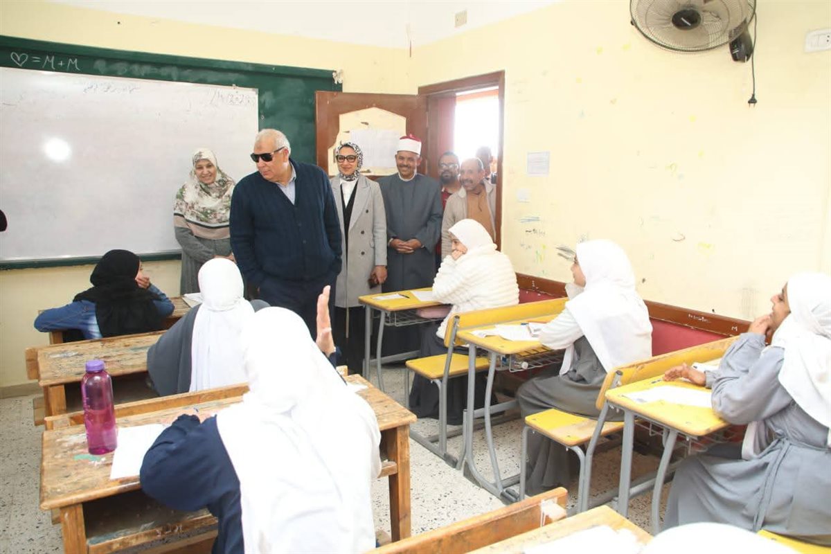 محافظ الوادي الجديد يتابع سير امتحانات الشهادة الإعدادية الأزهرية