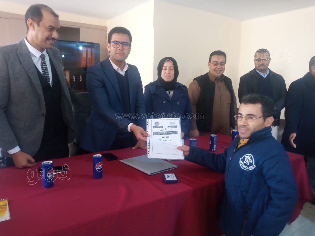 نائب محافظ مطروح يسلم 15 عقد عمل لذوي الهمم&nbsp;