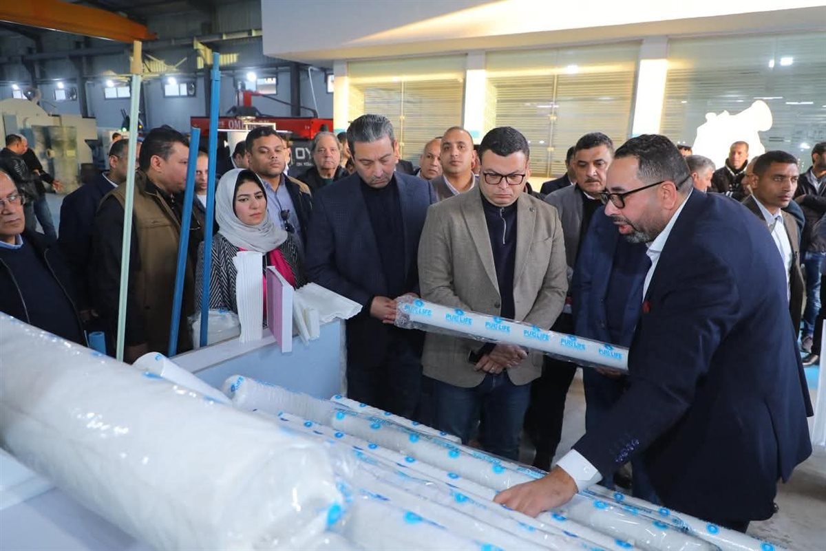 محافظ دمياط ووزير الاسكان في جولة تفقدية داخل احد المصانع المتخصصة في انظمة تحلية مياه البحر