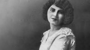 الكاتبة مى زيادة&nbsp;