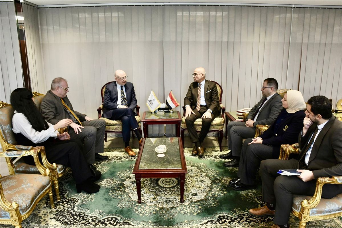 رئيس جامعة عين شمس يستقبل وفد 