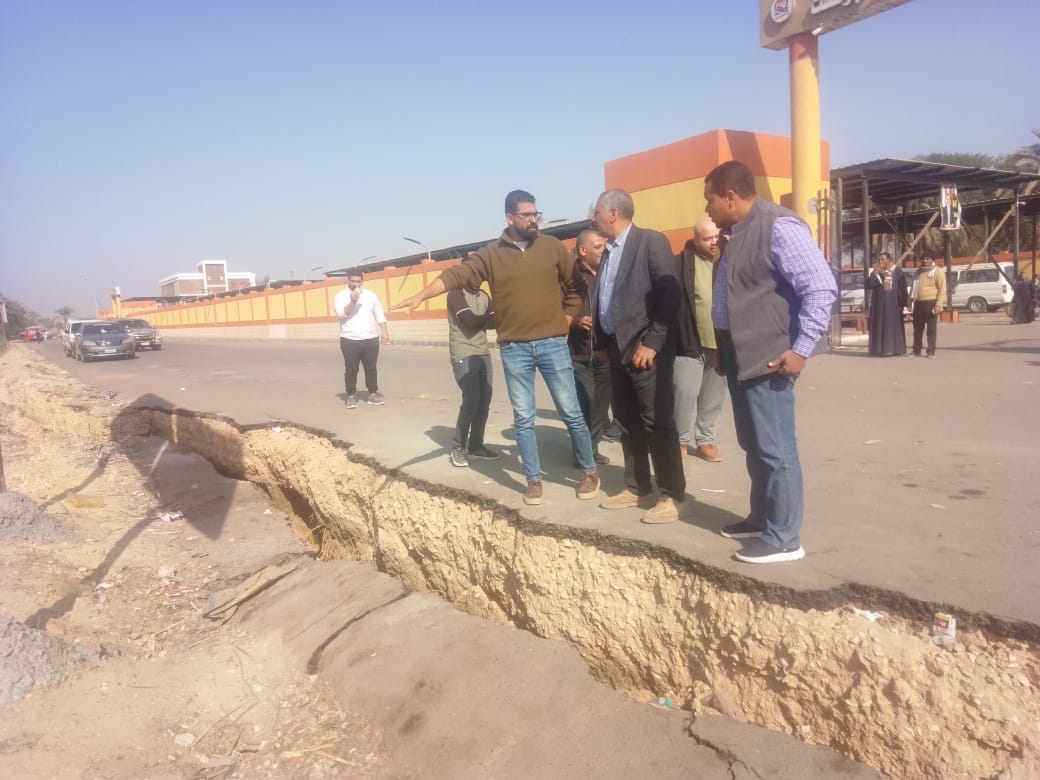 محافظ قنا يوجه بسرعة إصلاح هبوط بطريق مجمع المواقف بأبوتشت