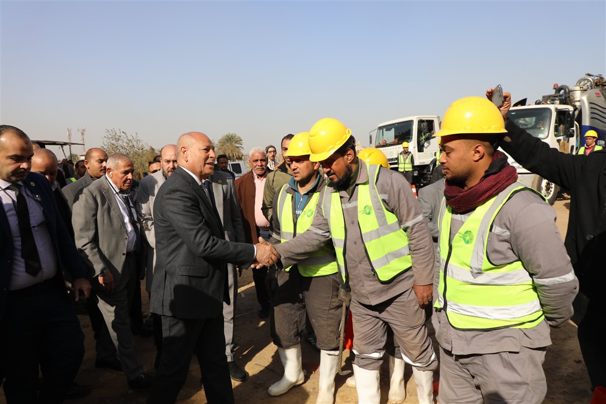 محافظ القاهرة يفتتح مشروع مد خطوط الصرف إلى أرض العجوز
