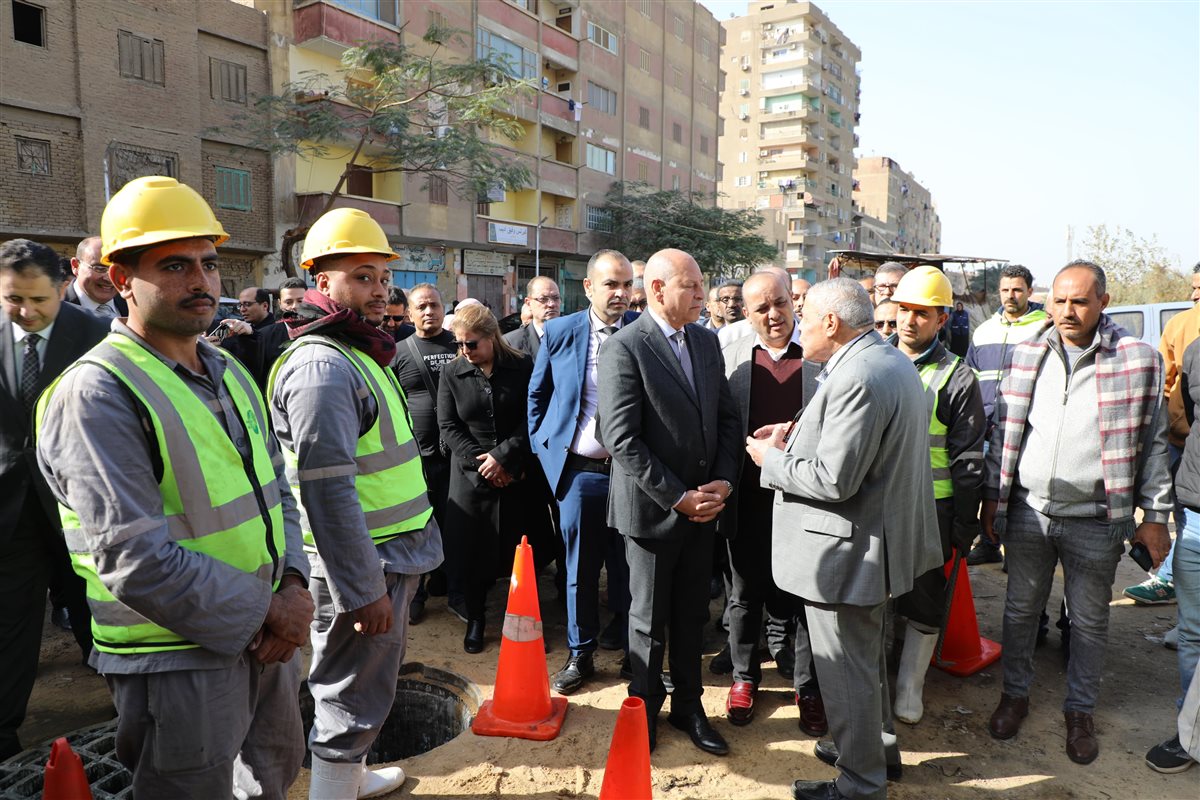 محافظ القاهرة يفتتح مشروع مد خطوط الصرف إلى أرض العجوز
