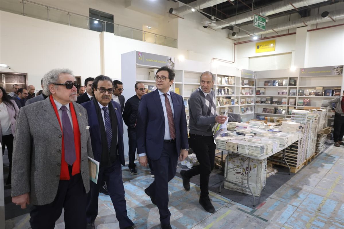 وزير الثقافة ورئيس اتحاد الناشرين المصريين يتفقدون معرض الكتاب قبل افتتاحه