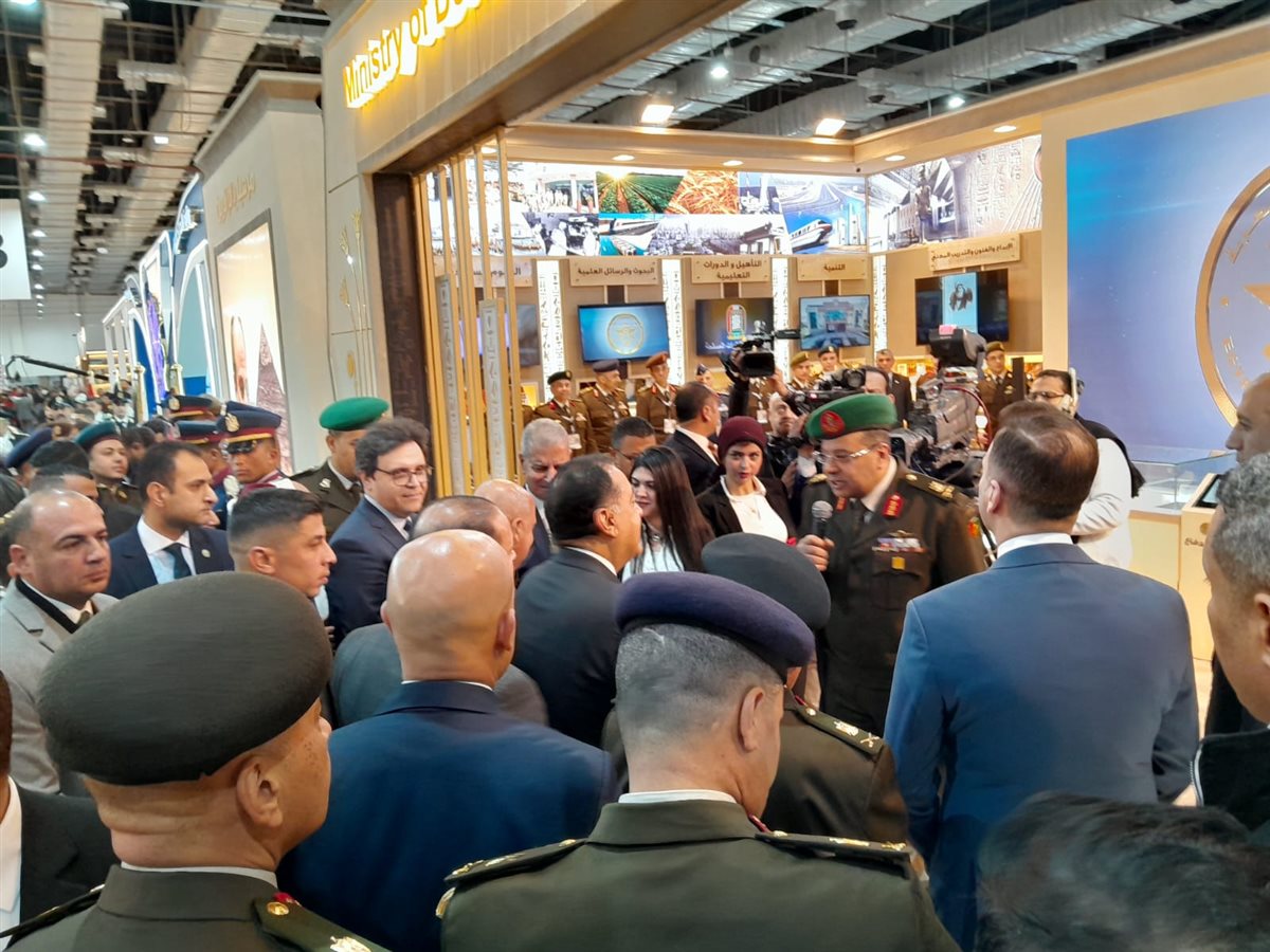 رئيس الوزراء يتفقد أجنحة معرض القاهرة للكتاب&nbsp;