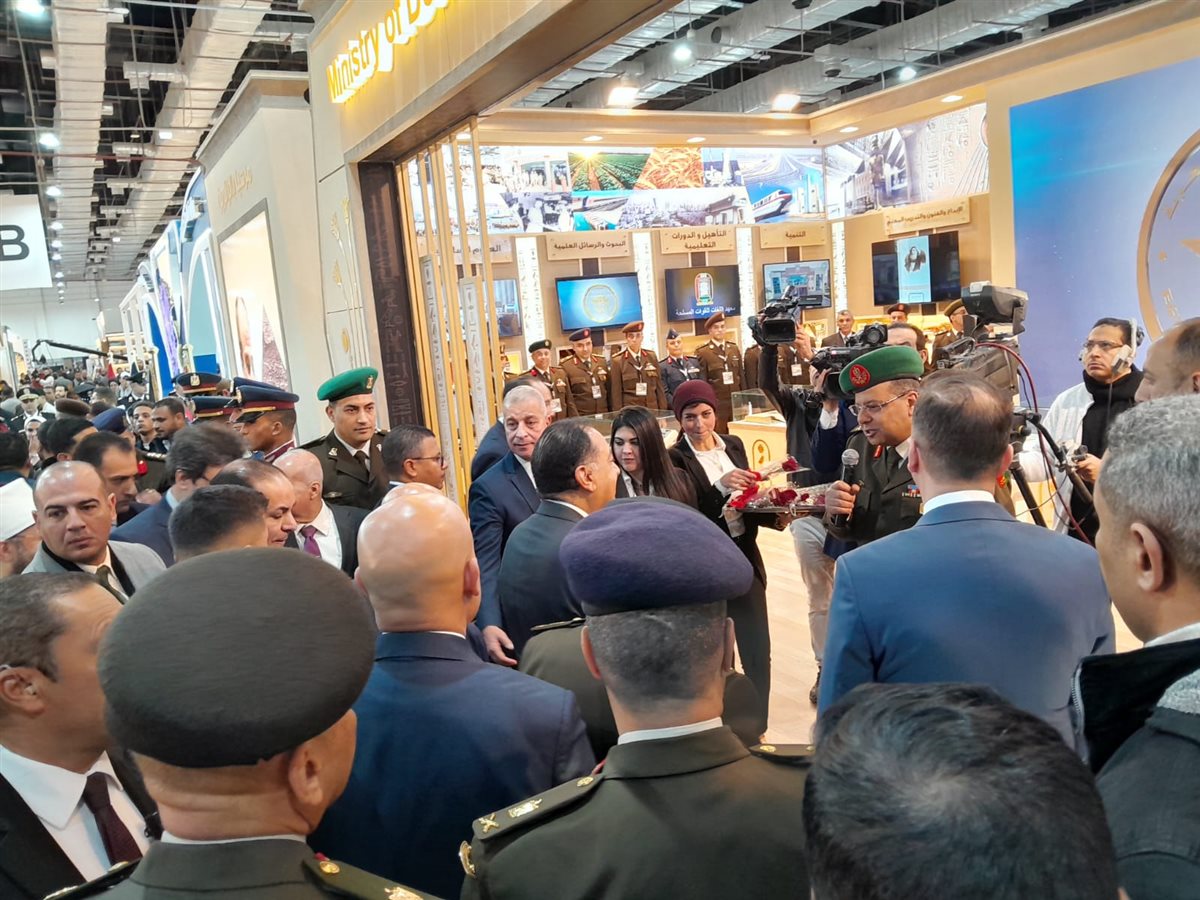 رئيس الوزراء يتفقد أجنحة معرض القاهرة للكتاب&nbsp;