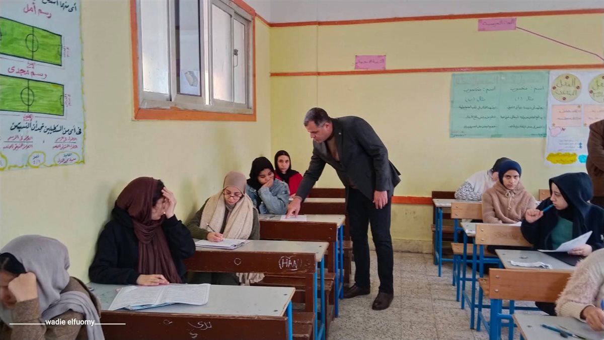 طلاب الصف الاول الثانوي خلال الامتحان العملي للبرمجة والذكاء الاصطناعي