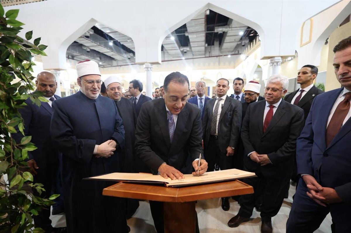 رئيس الوزراء يتفقد جناح الأزهر ويشيد برسالته العلمية والتنويرية