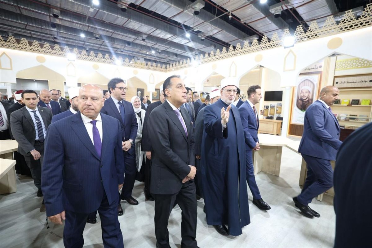 رئيس الوزراء يتفقد جناح الأزهر ويشيد برسالته العلمية والتنويرية