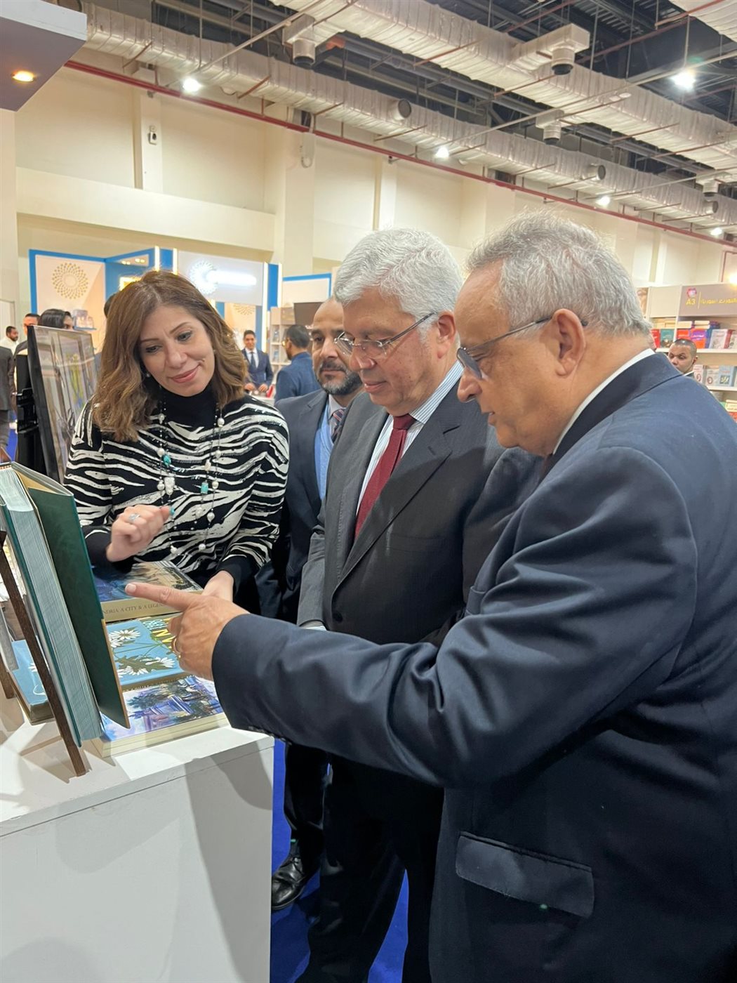وزيرا الثقافة والتعليم العالى يتفقدان جناح مكتبة الإسكندرية فى معرض القاهرة للكتاب