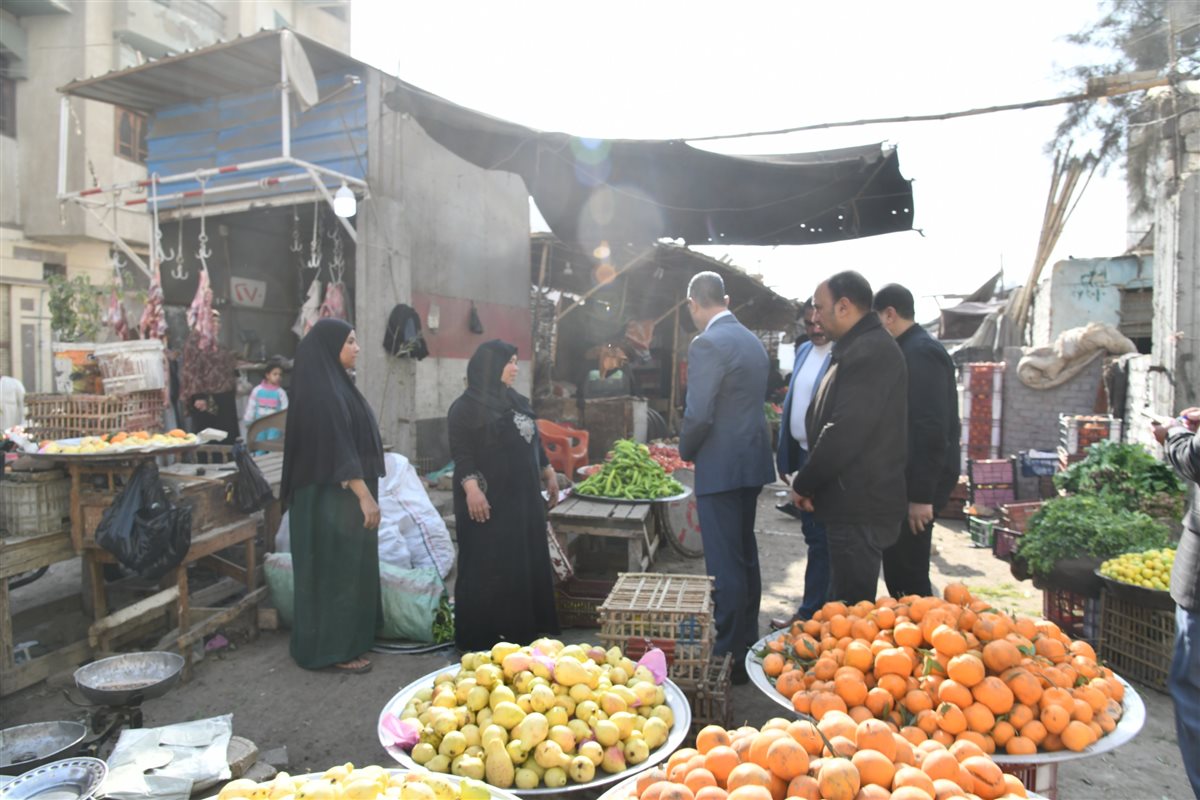 محافظ الفيوم يتفقد سوق الحادقة للخضر والفاكهة