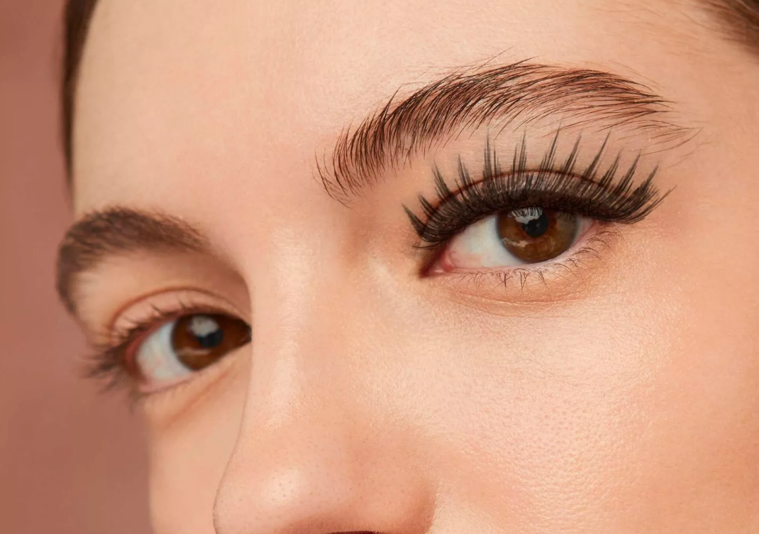 وصفة طبيعية لتكثيف الحواجب