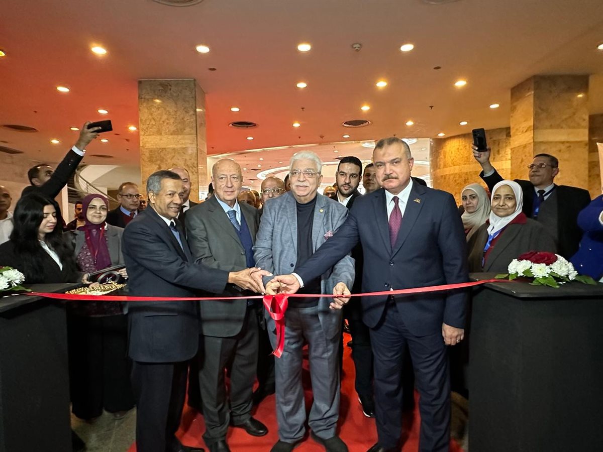 محمد المهندس يفتتح معرض 