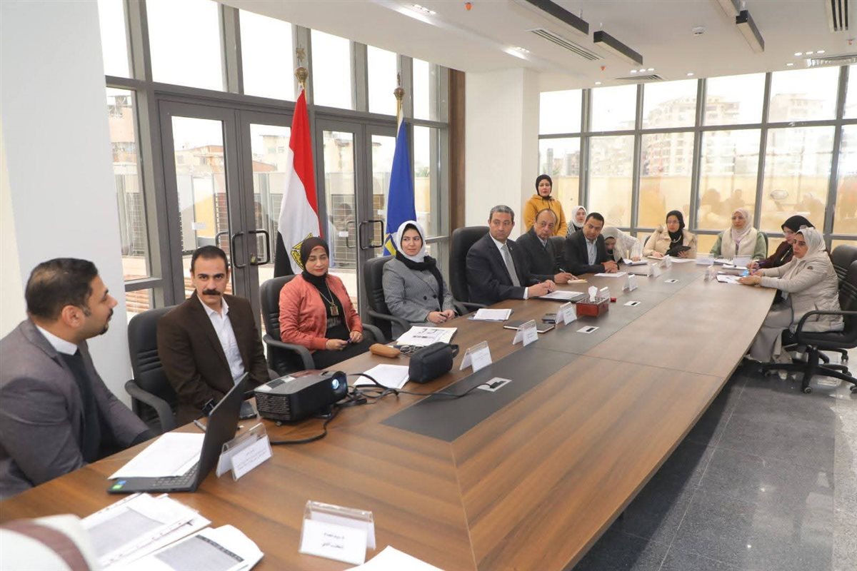 اجتماع محافظ دمياط لمناقشة ملف التامين الصحي الشامل