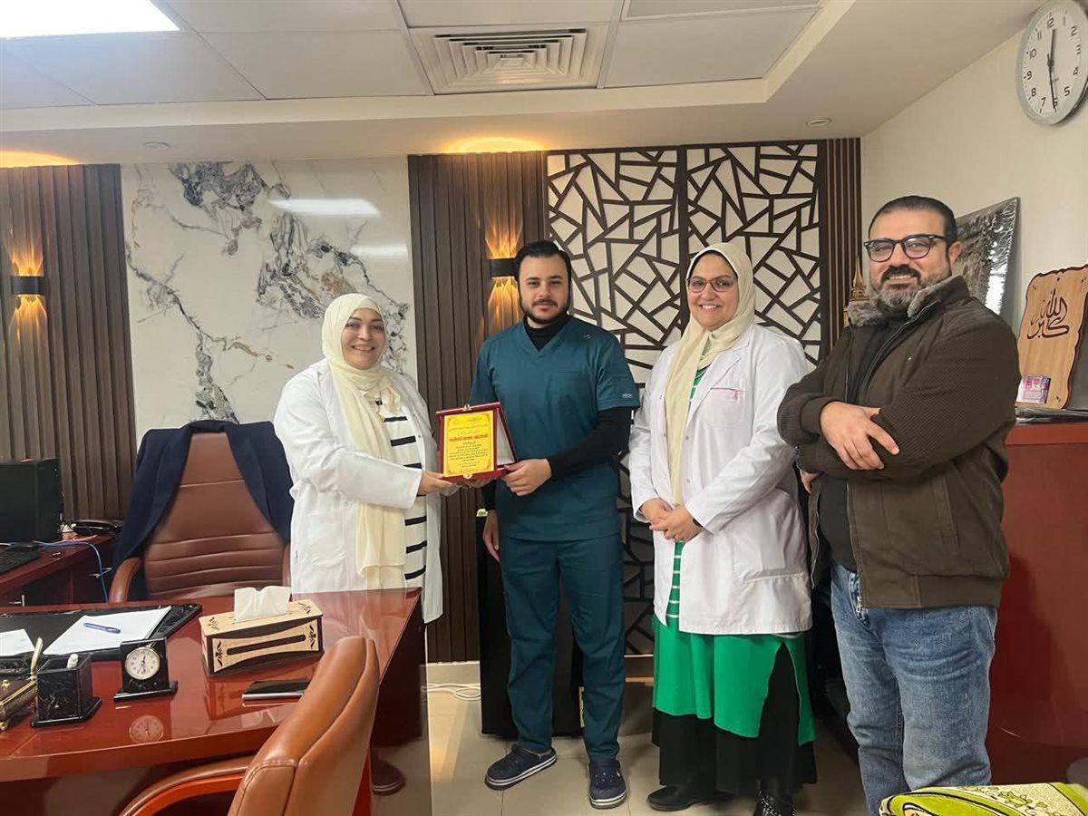 الطبيب وفرد الامن أثناء تكريمهم من ادارة المستشفي&nbsp;