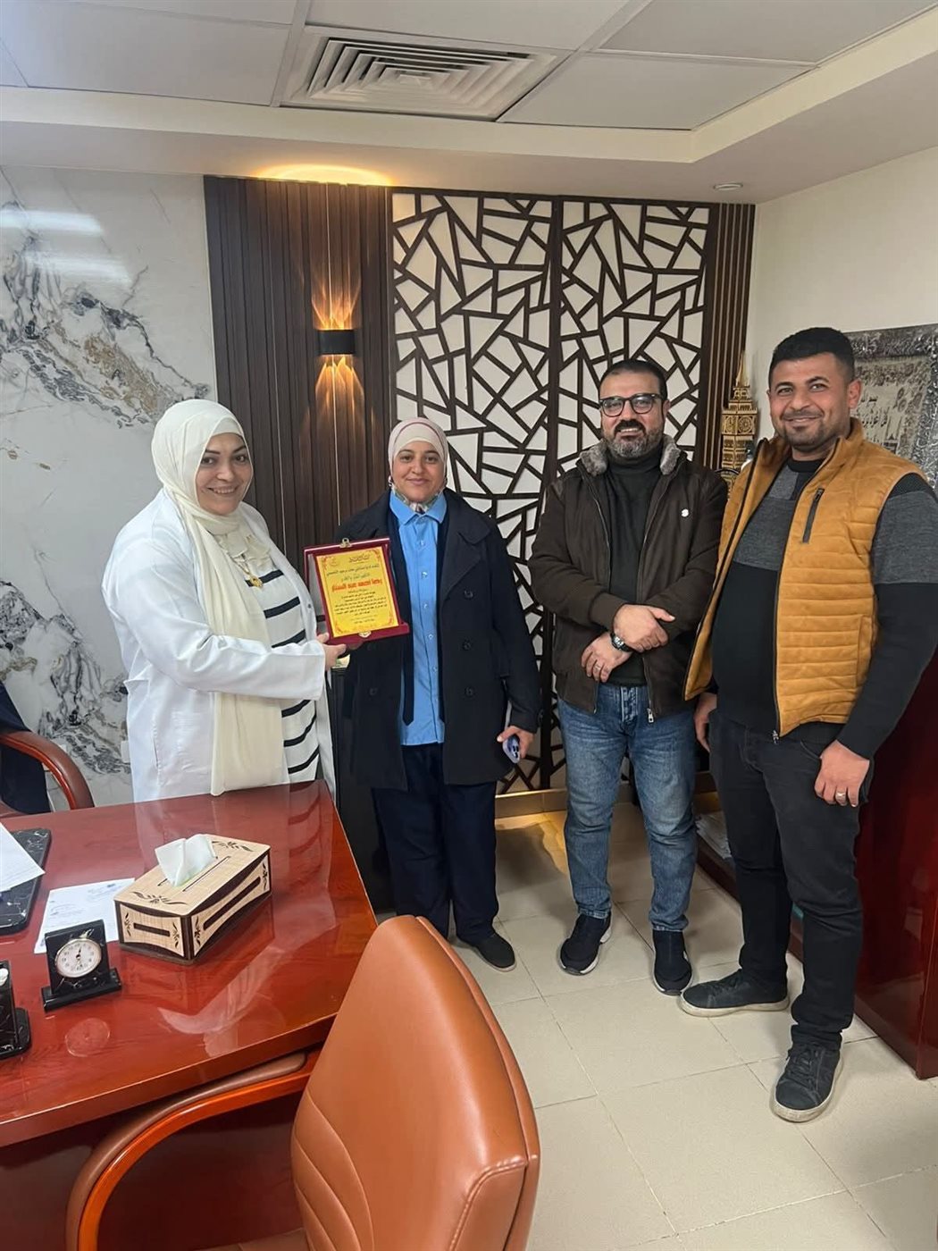 الطبيب وفرد الامن أثناء تكريمهم من ادارة المستشفي