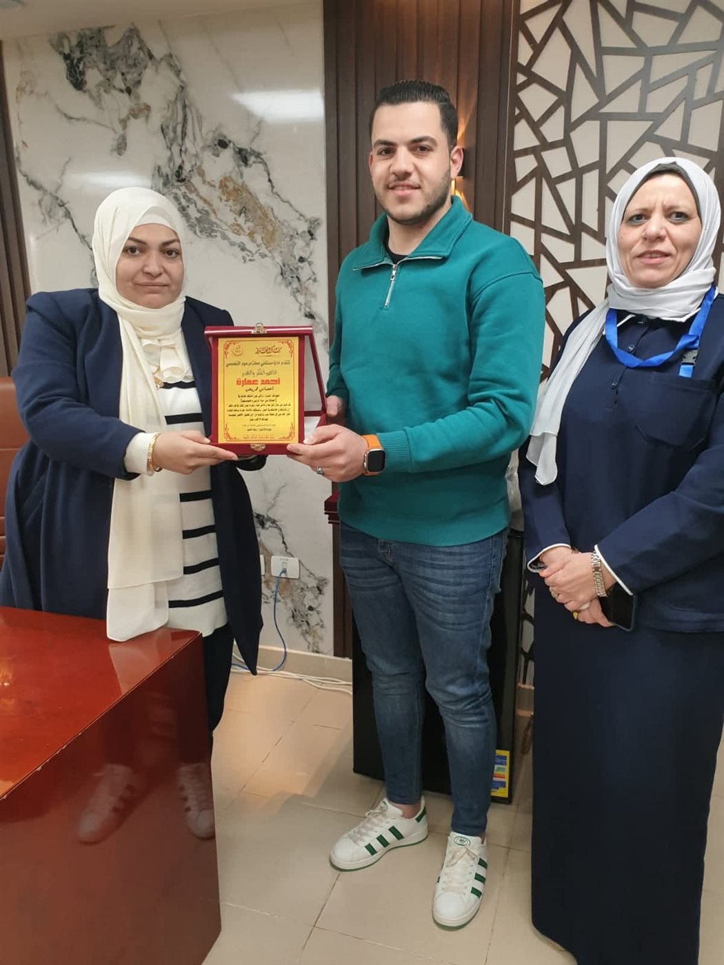 الطبيب وفرد الامن أثناء تكريمهم من ادارة المستشفي