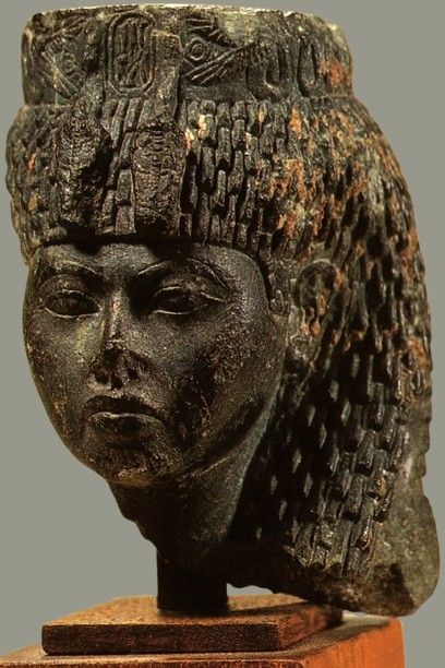 تمثال الملكة تيي