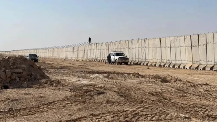 خندق شقي على امتداد الحدود السورية العراقية