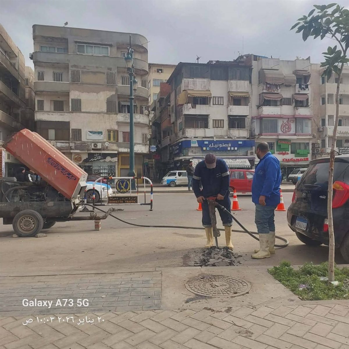 تركيب وحدات دورات مياه جديدة بحديقة 