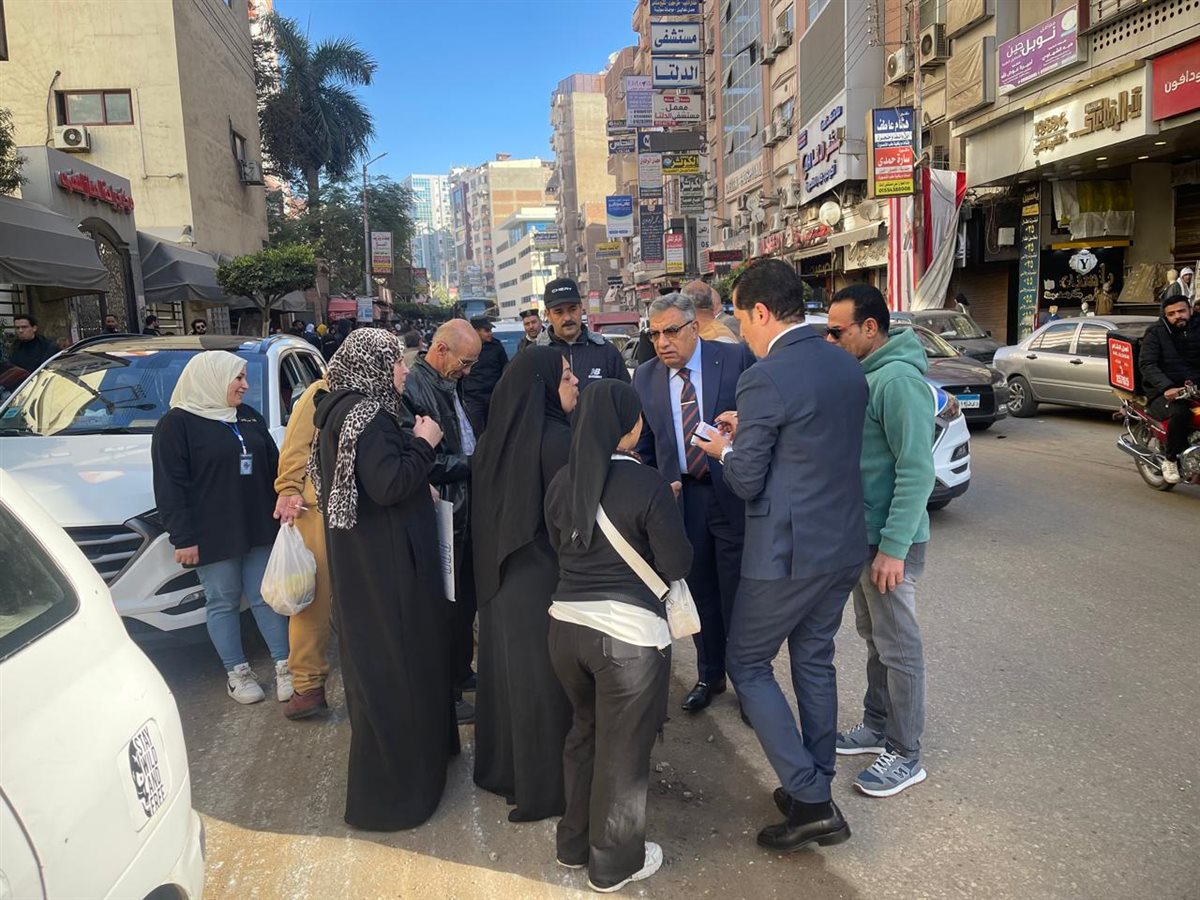 &nbsp;محافظ الدقهلية يستمع لمطالب المواطنين في جولة بشوارع المنصورة