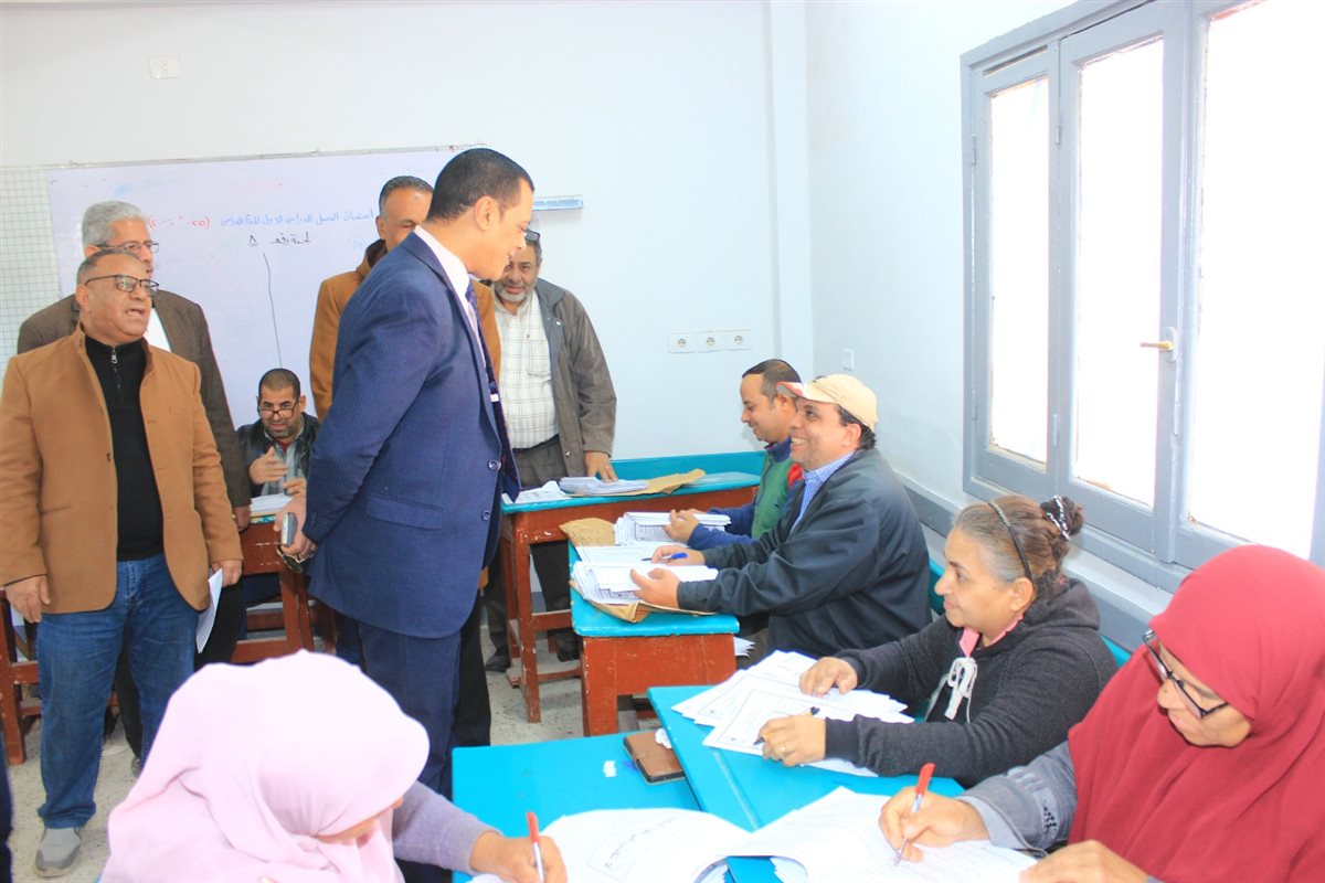 وكيل تعليم سوهاج يتفقد أعمال تصحيح امتحانات الشهادة الإعدادية