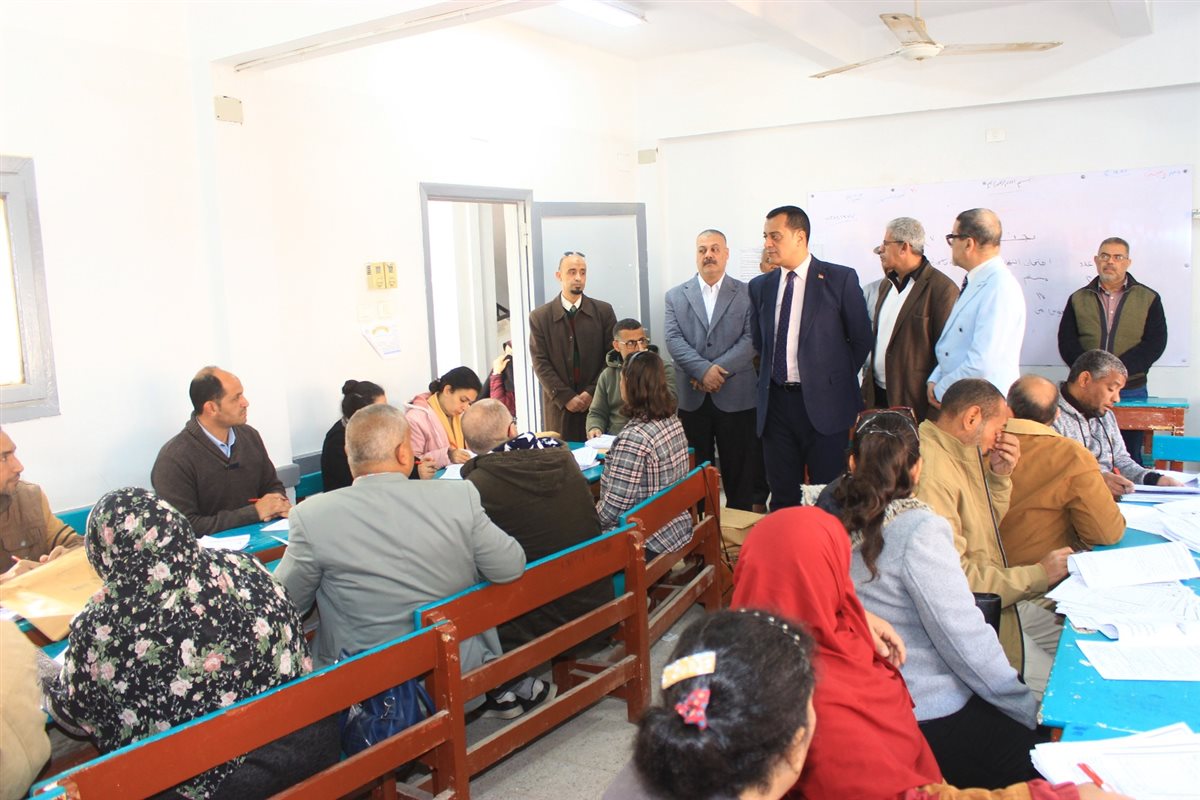 وكيل تعليم سوهاج يتفقد أعمال تصحيح امتحانات الشهادة الإعدادية
