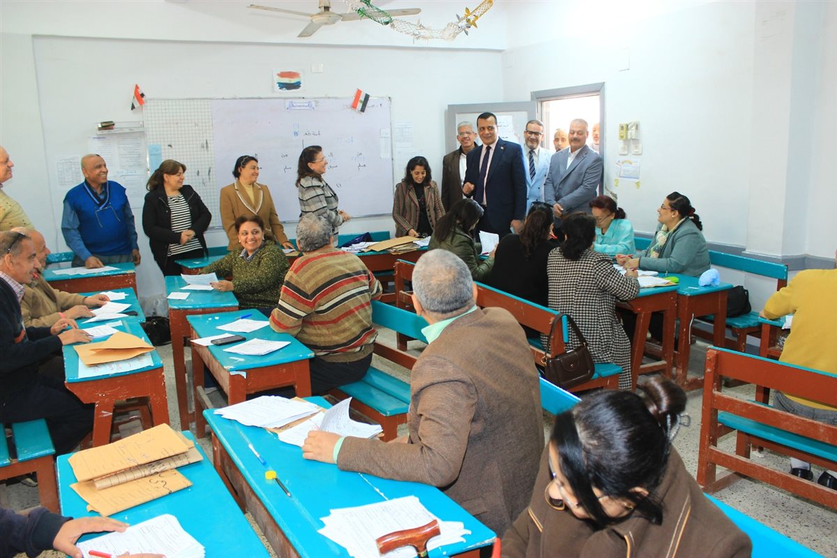 وكيل تعليم سوهاج يتفقد أعمال تصحيح امتحانات الشهادة الإعدادية