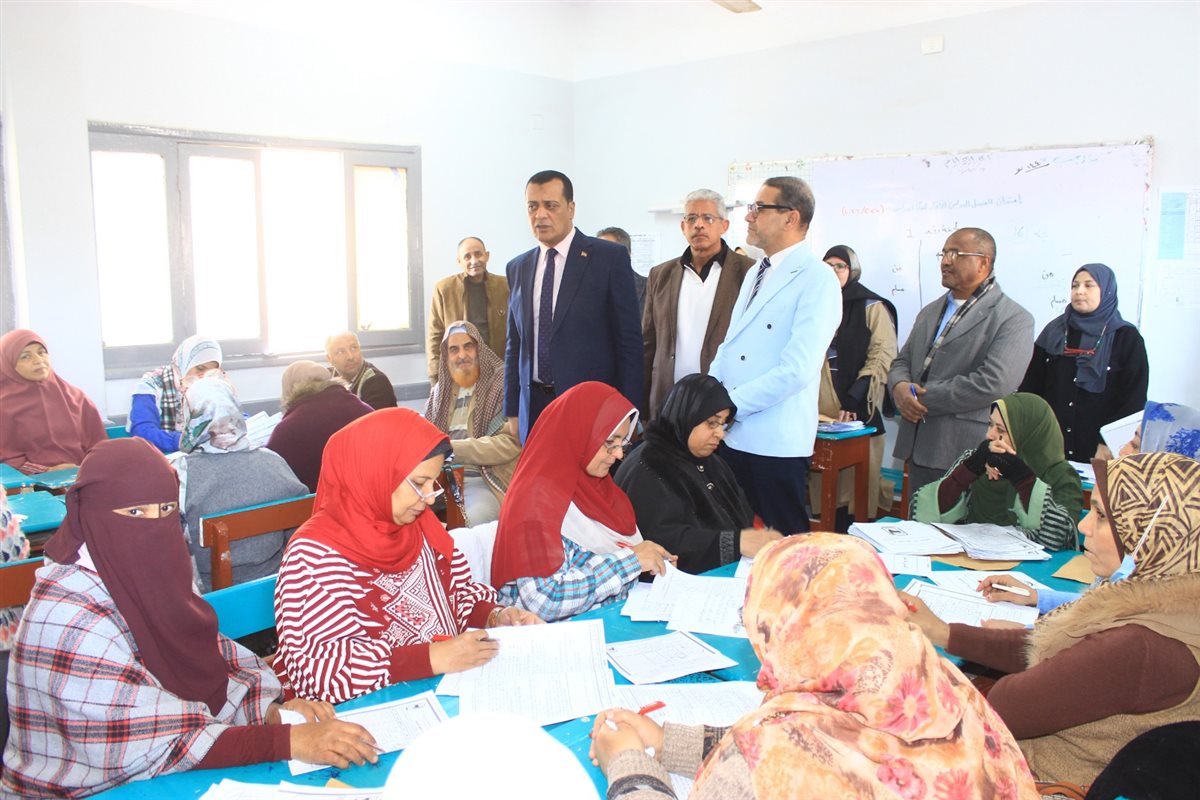 وكيل تعليم سوهاج يتفقد أعمال تصحيح امتحانات الشهادة الإعدادية