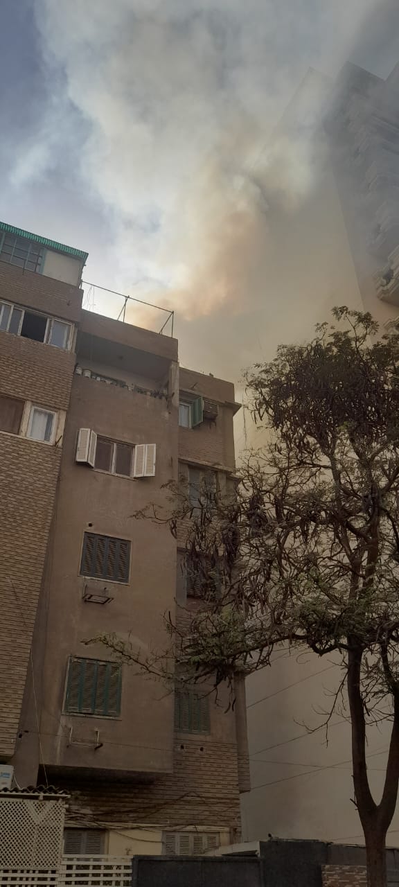 المعمل الجنائي يفحص آثار حريق شقة سكنية في الدقي