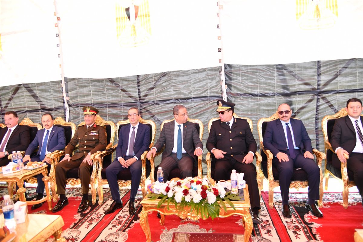 محافظ الفيوم يضع إكليل من الزهور على النصب التذكاري