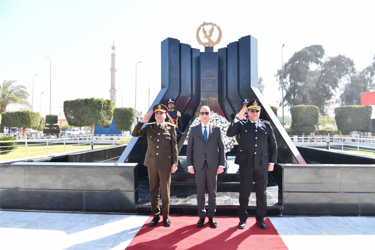 محافظ الفيوم يضع إكليل من الزهور على النصب التذكاري