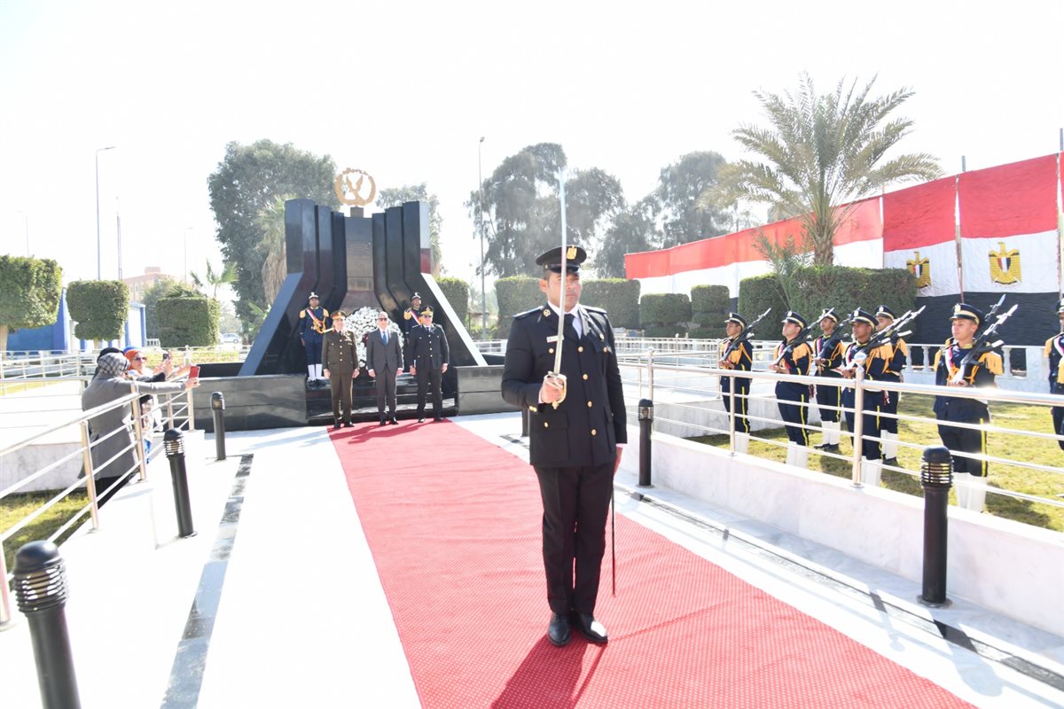 محافظ الفيوم يضع إكليل من الزهور على النصب التذكاري