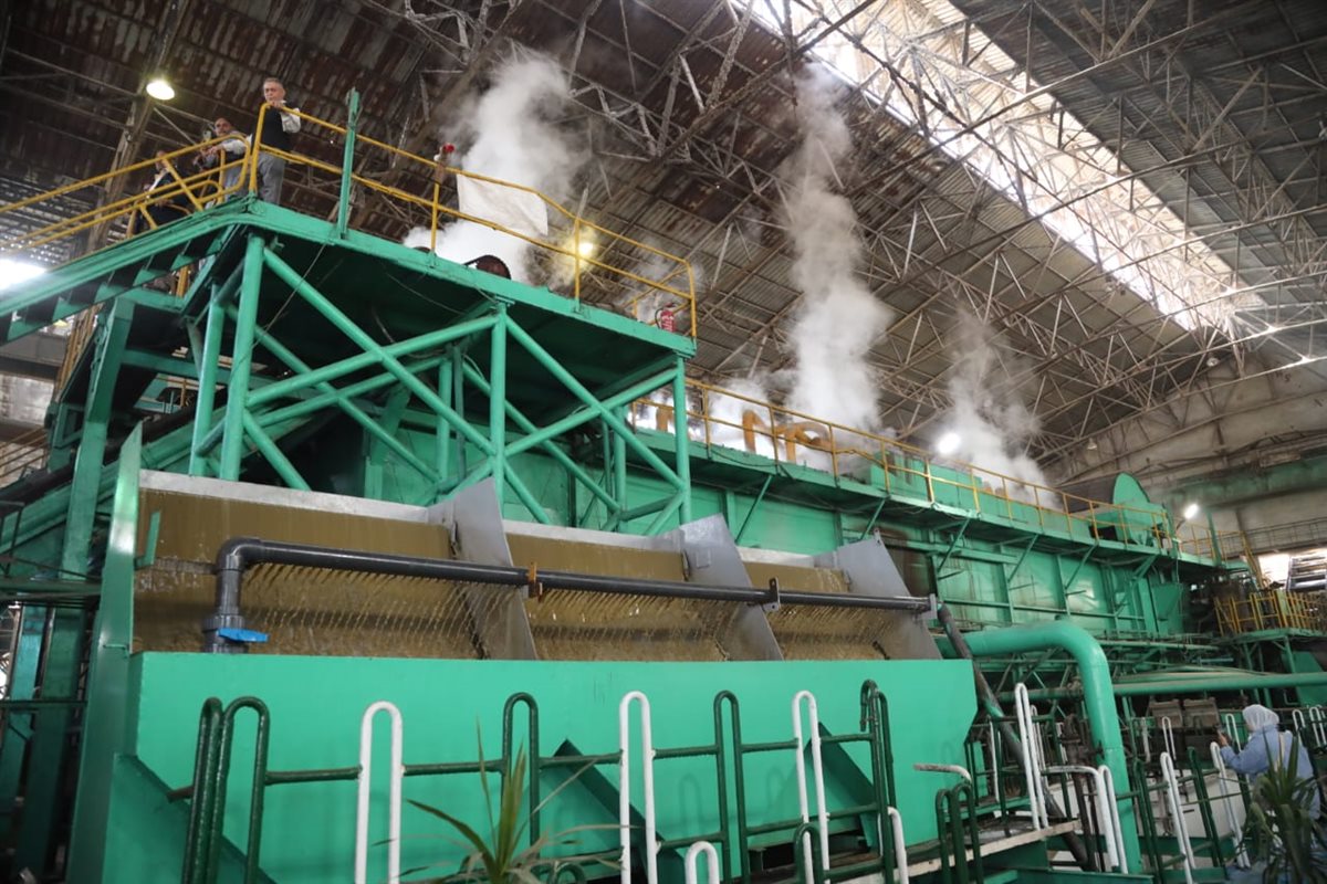 محافظ قنا يفتتح موسم عصير القصب لعام 2026