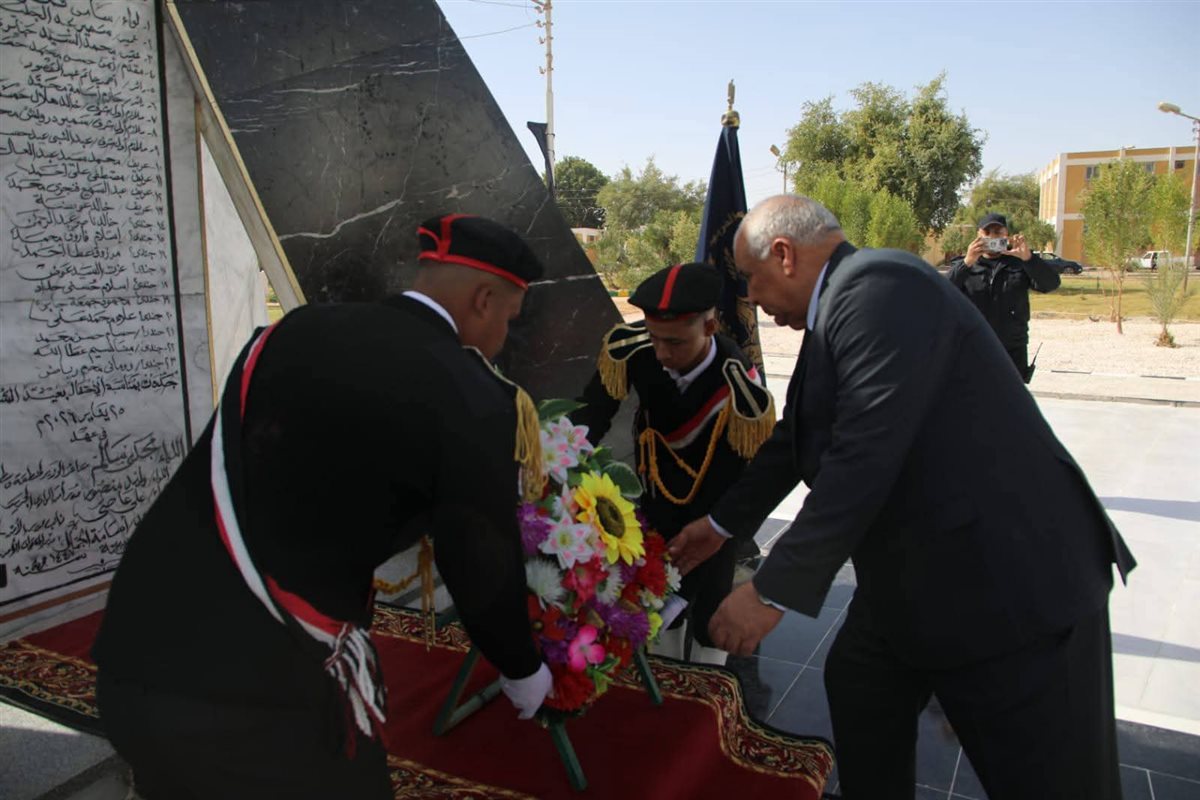 محافظ الوادي الجديد يضع إكليلًا من الزهور على النصب التذكاري