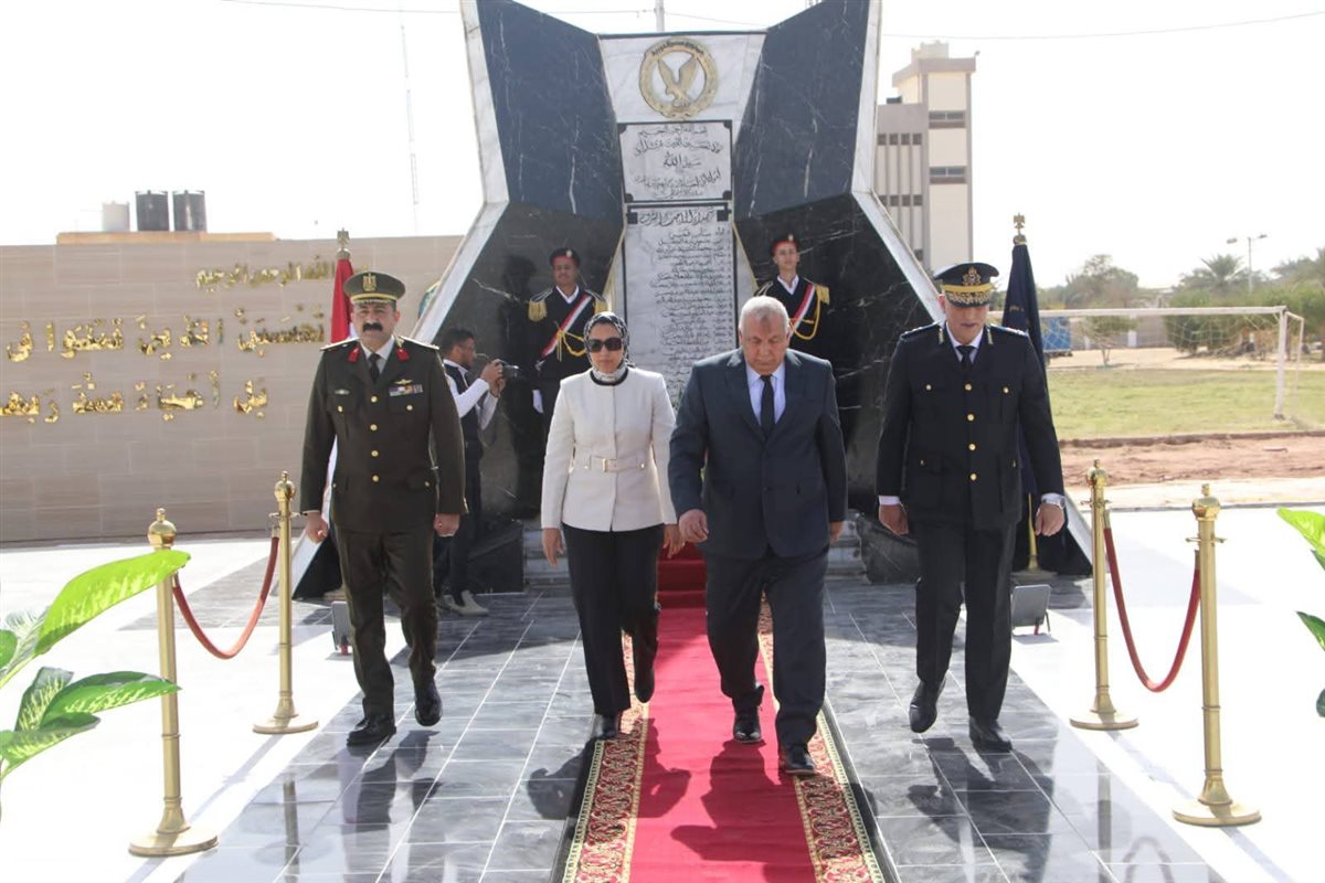 محافظ الوادي الجديد يضع إكليلًا من الزهور على النصب التذكاري