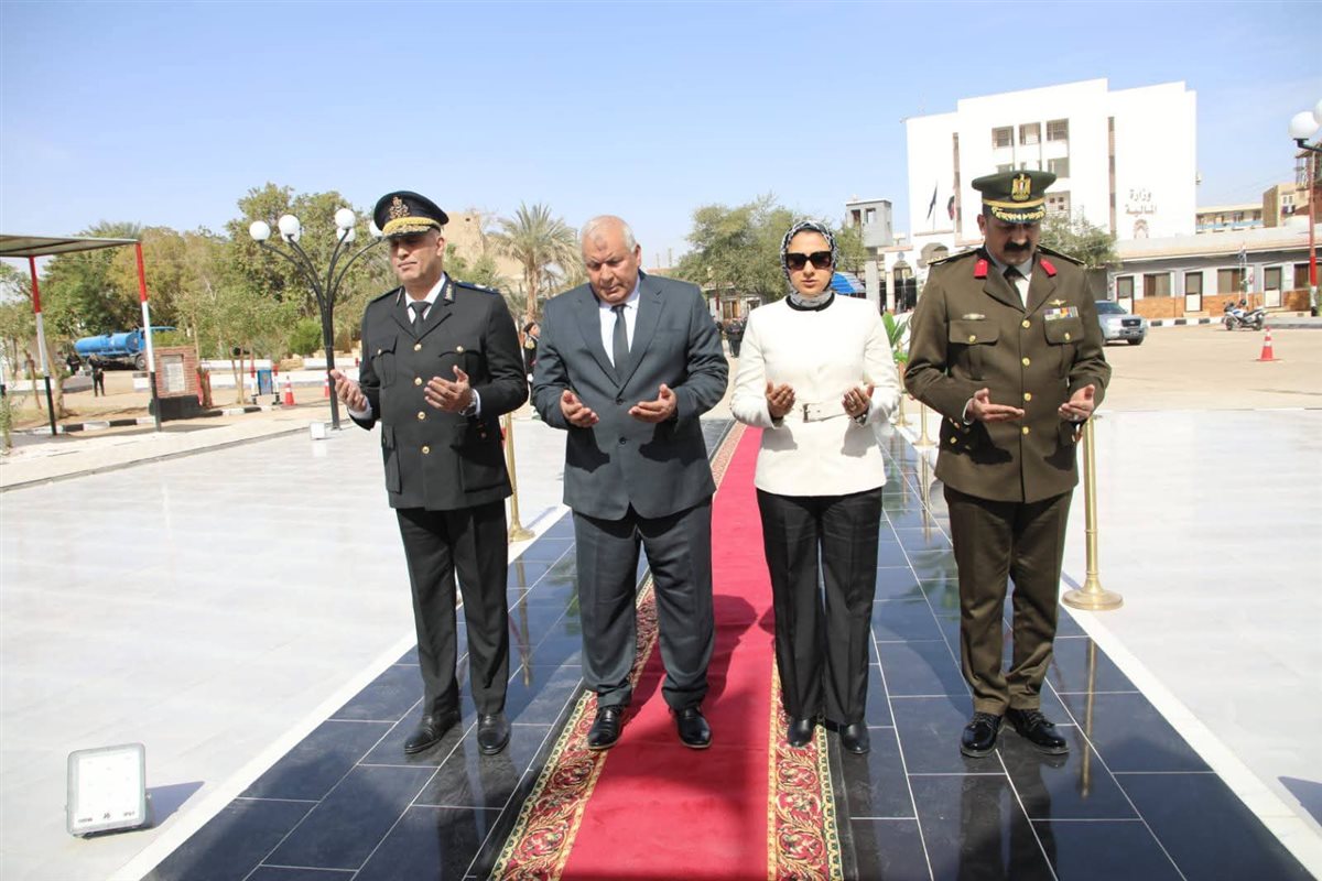 محافظ الوادي الجديد يضع إكليلًا من الزهور على النصب التذكاري