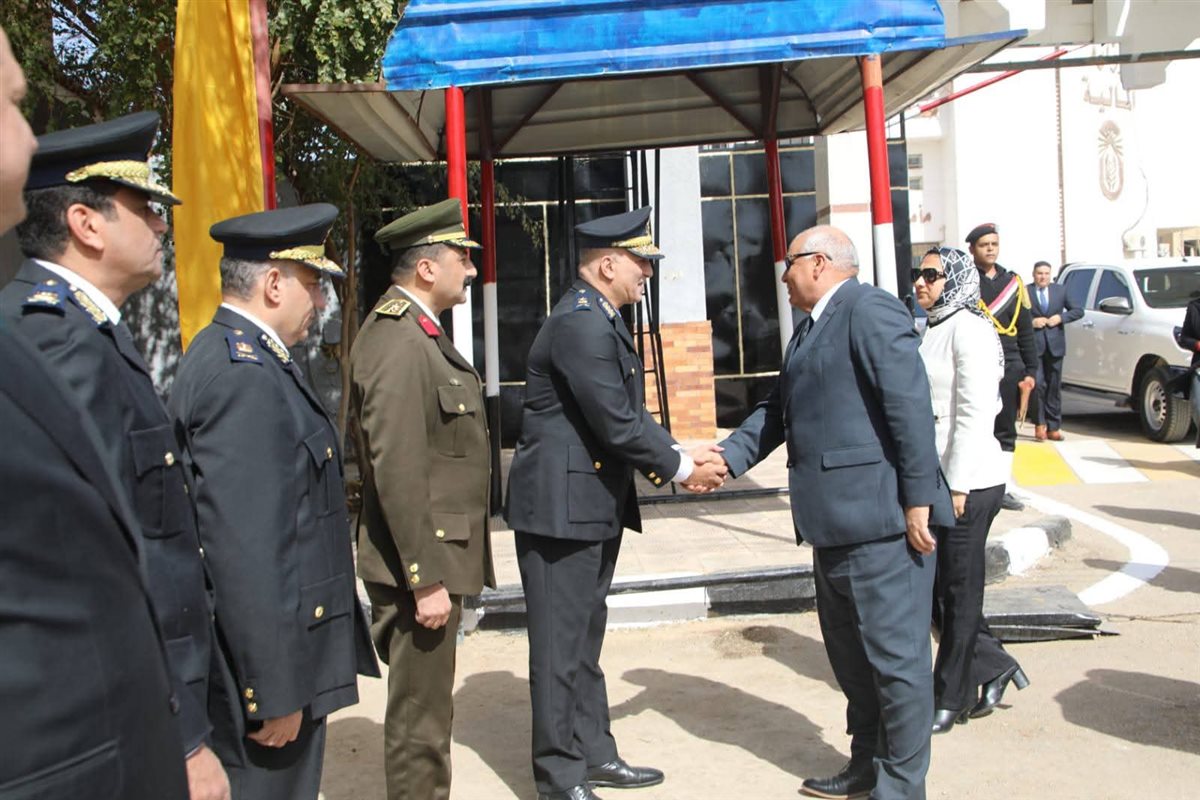 محافظ الوادي الجديد يضع إكليلًا من الزهور على النصب التذكاري