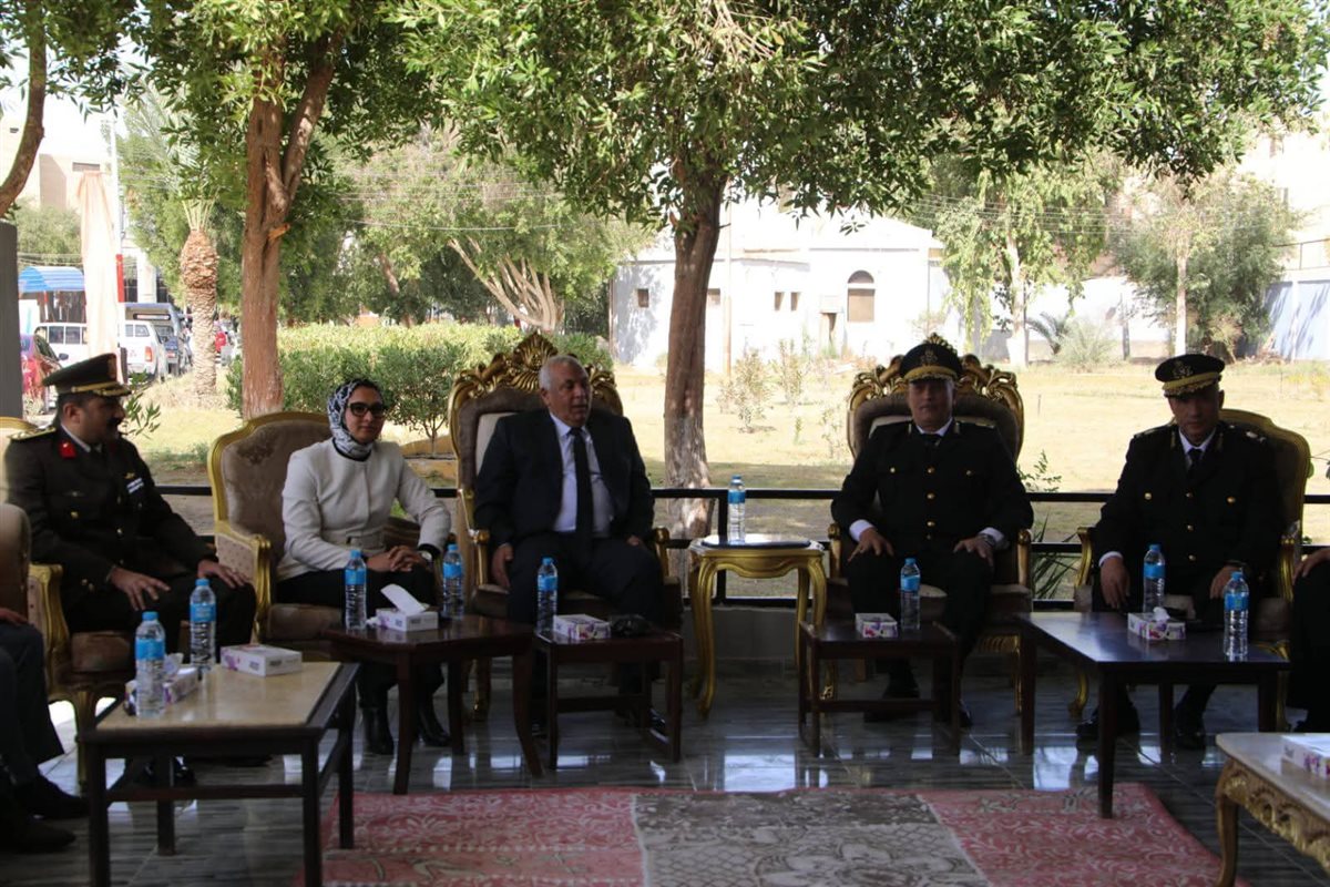 محافظ الوادي الجديد يضع إكليلًا من الزهور على النصب التذكاري