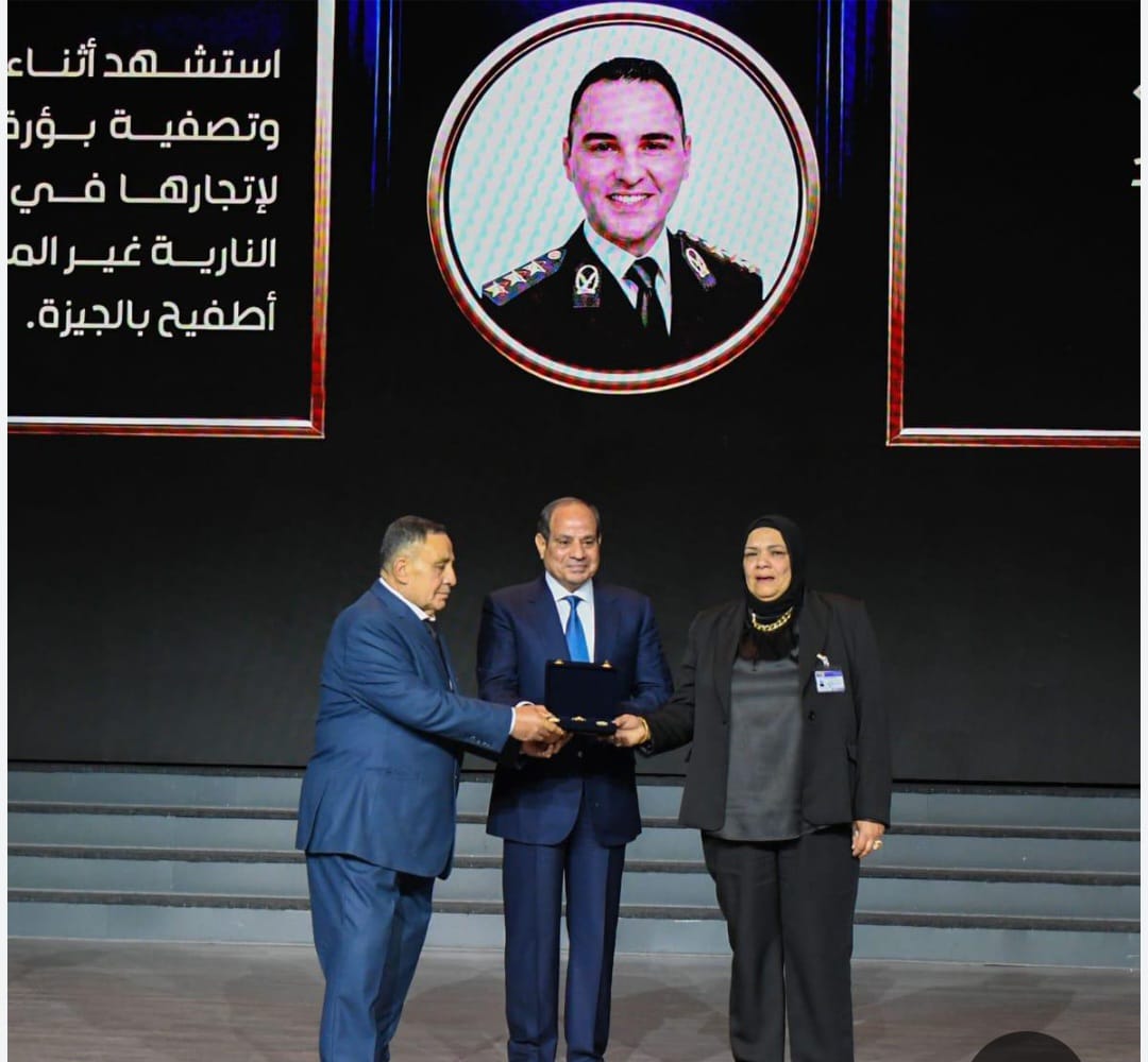 الرئيس عبدالفتاح السيسي يكرم أسر الشهداء، فيتو