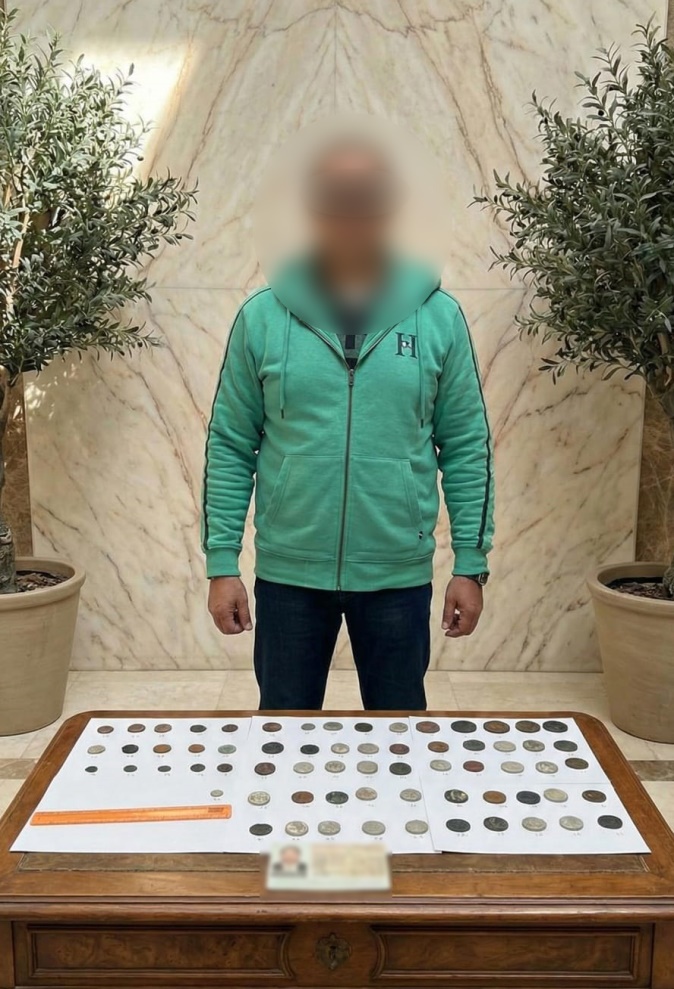 ضبط أجنبي بحوزة 66 قطعة معدنية أثرية فى ميناء الإسكندرية <br alt=