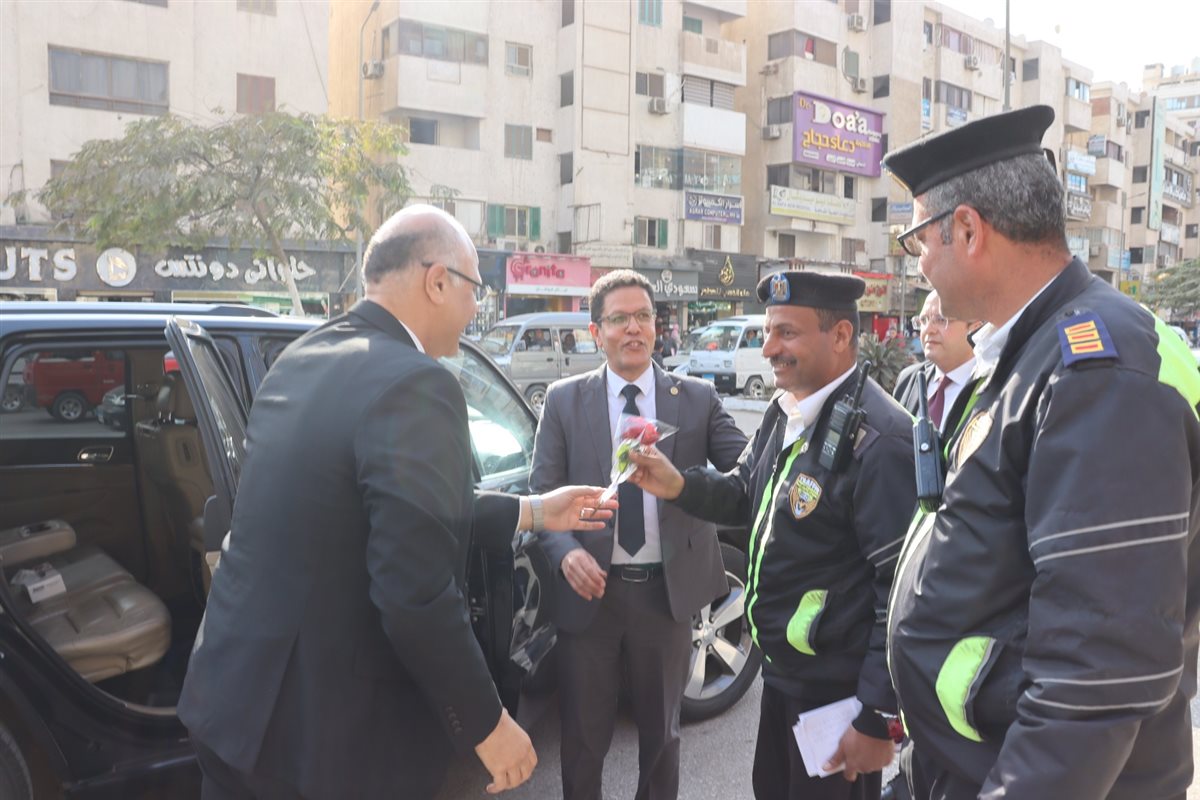 محافظ القليوبية يوزع الورد علي افراد الشرطة، فيتو&nbsp;