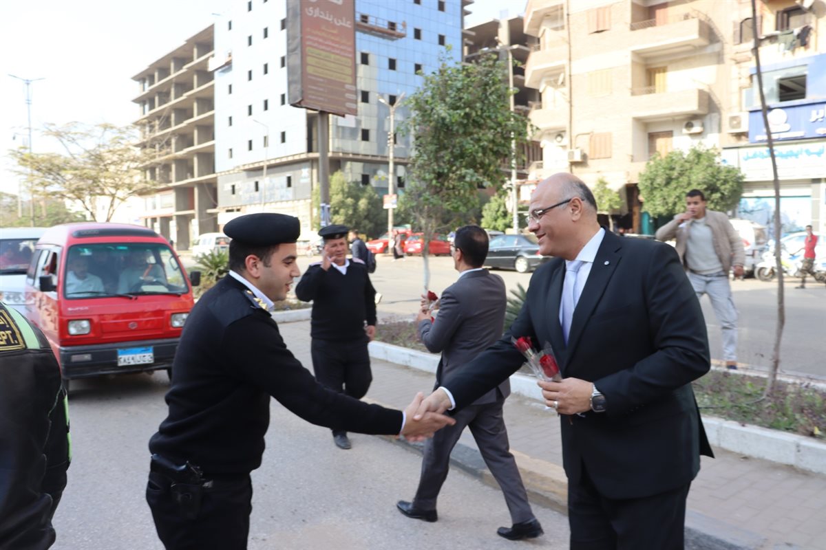 محافظ القليوبية يوزع الورد علي افراد الشرطة، فيتو&nbsp;