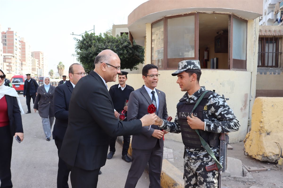 محافظ القليوبية يوزع الورد علي افراد الشرطة، فيتو&nbsp;