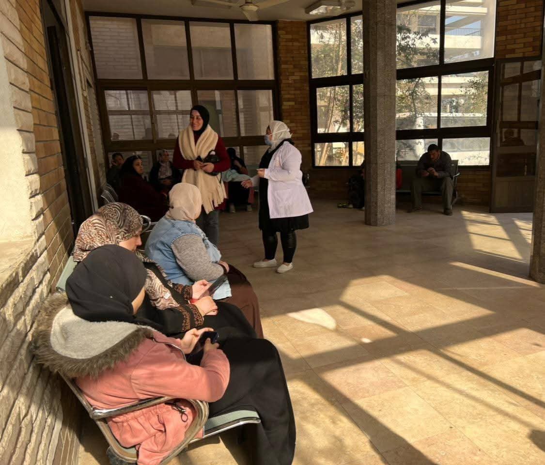 جانب من متابعة العمل داخل المعمل، فيتو