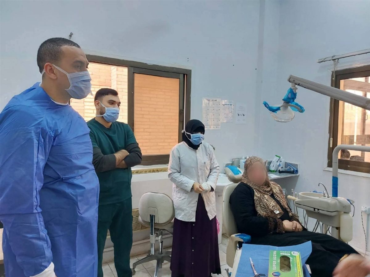 جانب من متابعة العمل داخل المعمل، فيتو