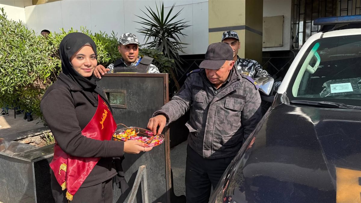 طلاب جامعة بنها يوزعون علي الشيكولاته،فيتو