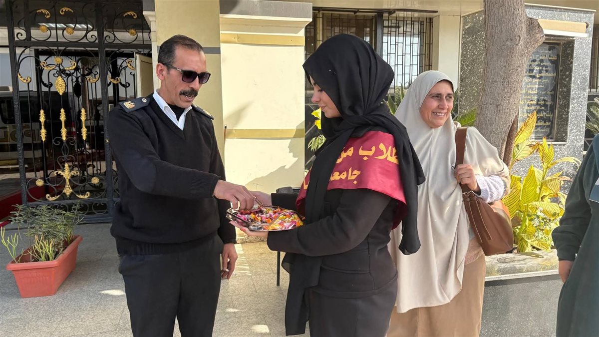 طلاب جامعة بنها يوزعون علي الشيكولاته،فيتو